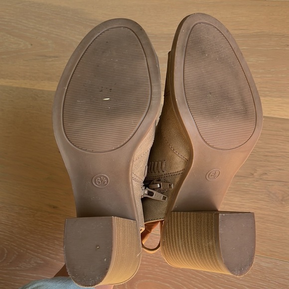 Universal Thread Shoes - Picture 5 of 7